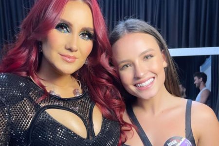 Foto colorida de Larissa Manoela e Dulce María, do RBD - Metrópoles