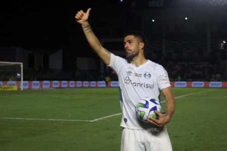 Imagem colorida de Luis Suaréz após marcar hattrick pelo Grêmio- Metrópoles