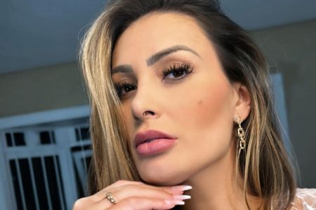 Foto colorida de Andressa Urach - Metróples