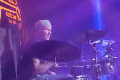 Imagem colorida mostra o baterista Chad Smith, do Red Hot Chili Peppers, tocando em um bar em São Paulo - Metrópoles