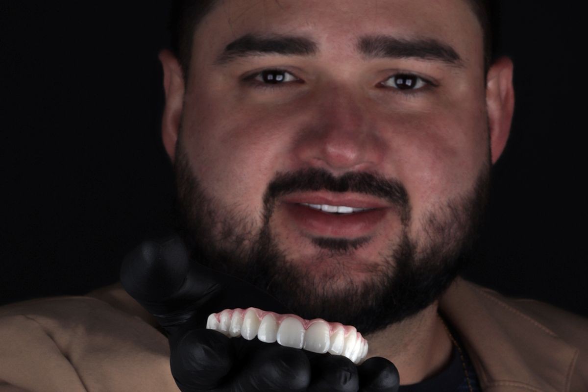 Fotografia colorida mostrando homem segurando dentadura-Metrópoles