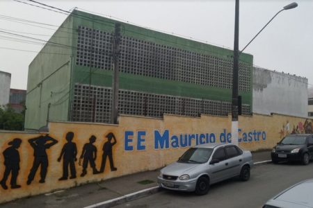 Em foto colorida fachada de escola em São Bernardo, onde aluno foi assassinado com facada - Metrópoles