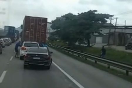 Imagem colorida mostra grupo de bandidos cercando carro parado no trânsito para roubá-lo. Governo de SP anunciou medidas de combate a arrastões - Metrópoles