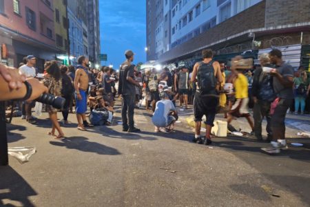 Imagem mostra aglomeração de pessoas em rua - Metrópoles