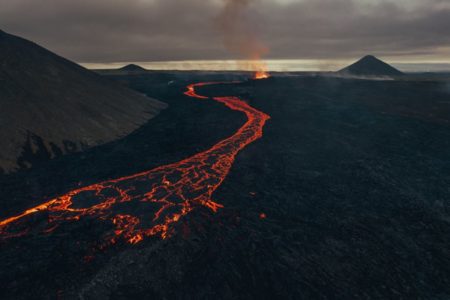 Foto colorida de larvas de vulcão na Islândia