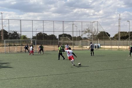 Imagem colorida mostra duas equipes disputando jogo de futebol