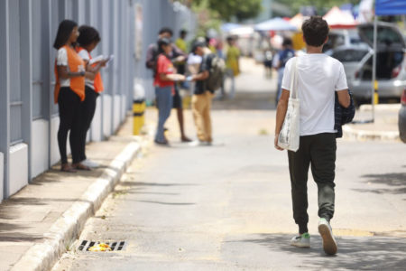 Imagem colorida de alunos chegando ao CEUB para segunda fase do Exame Nacional do Ensino Médio ENEM Brasília DF - Metrópoles