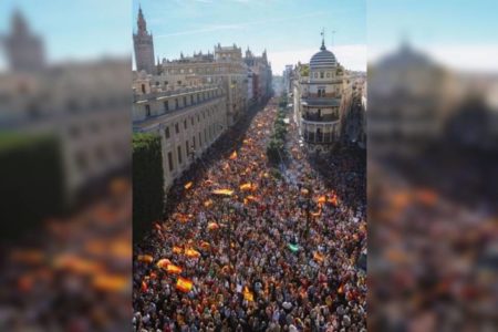 Imagem colorida de protesto em Sevilha, na Espanha, contra acordo pela Lei da Anistia