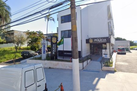 imagem colorida mostra fachada do prédio do 72º distrito policial. o prédio é branco e um carro branco está estacionado na frente dele - metrópoles