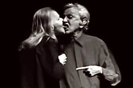 Foto em preto e branco de Caetano Veloso e Angela Ro Ro se beijando - Metrópoles