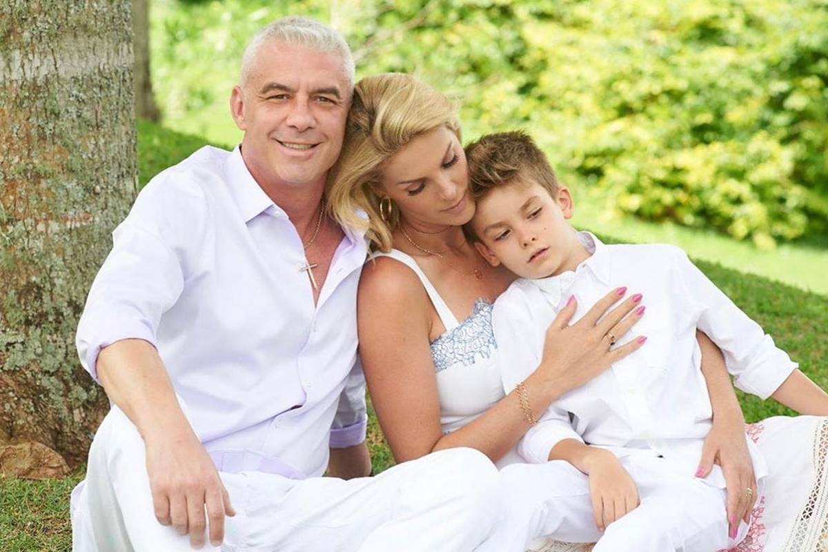 Foto colorida de Ana Hickmann com a família - Metrópoles