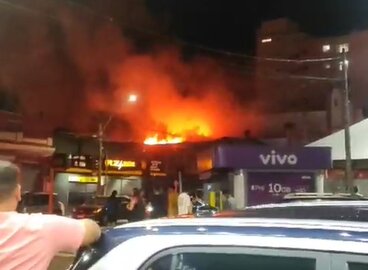 Foto colorida mostra loja pegando fogo em São Carlos