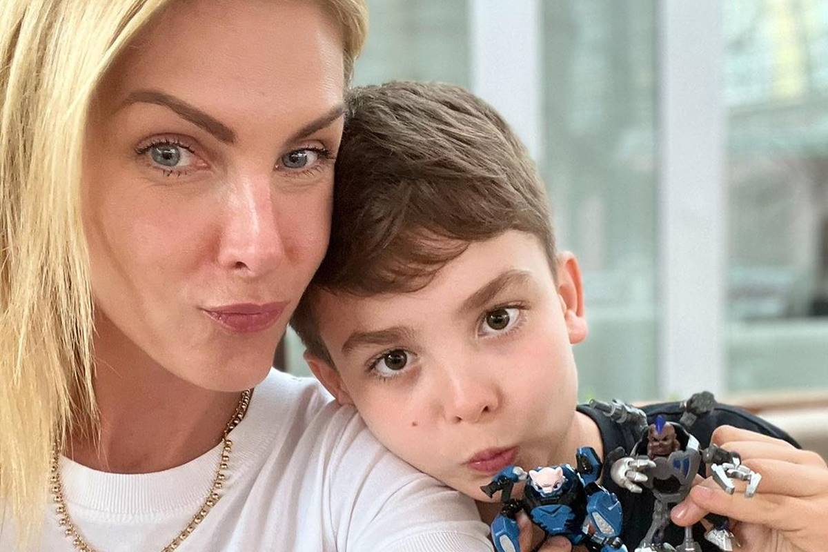 foto colorida do rosto de Ana Hickmann ao lado de uma criança que é filho dela - metrópoles