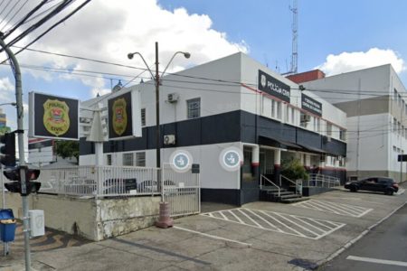 Foto colorida mostra fachada de 1º DP de Campinas