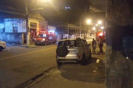 Imagem colorida de local do ataque do pitbull contra idosa em Niterói - Metrópoles