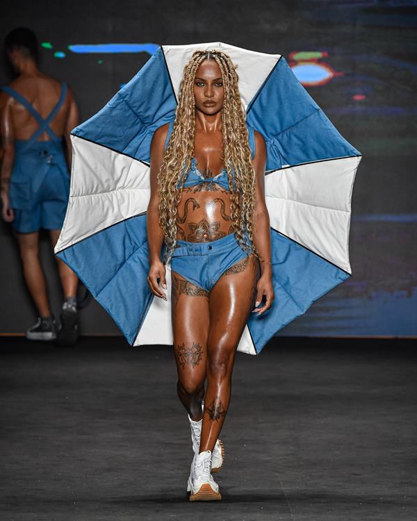 Na imagem com cor, modelos diversos desfilam para o São Paulo Fashion Week - Metrópoles