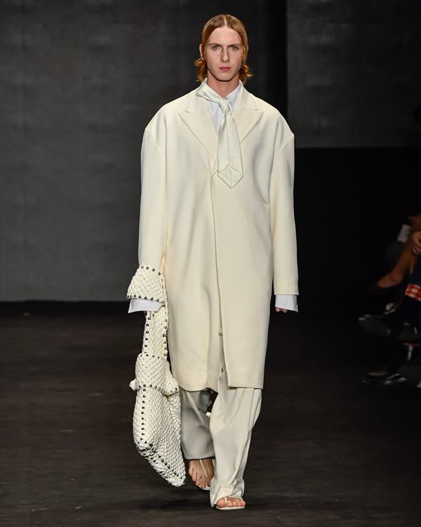 Na imagem com cor, modelos diversos desfilam para o São Paulo Fashion Week - Metrópoles