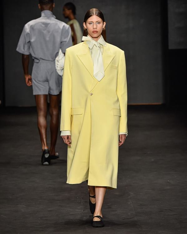 Na imagem com cor, modelos diversos desfilam para o São Paulo Fashion Week - Metrópoles
