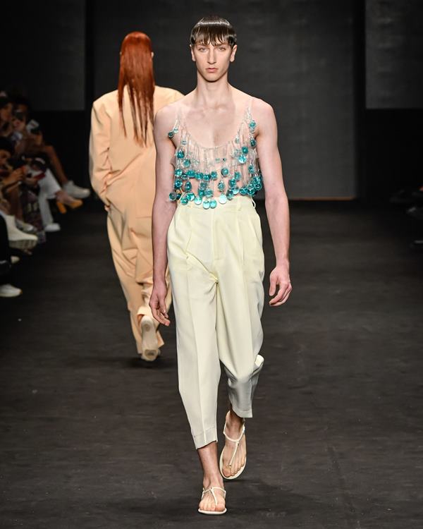Na imagem com cor, modelos diversos desfilam para o São Paulo Fashion Week - Metrópoles