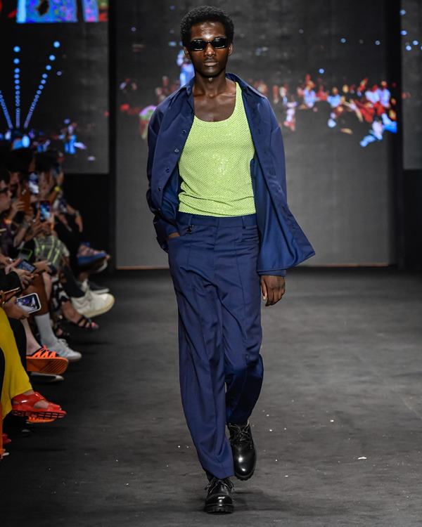 Na imagem com cor, modelos diversos desfilam para o São Paulo Fashion Week - Metrópoles