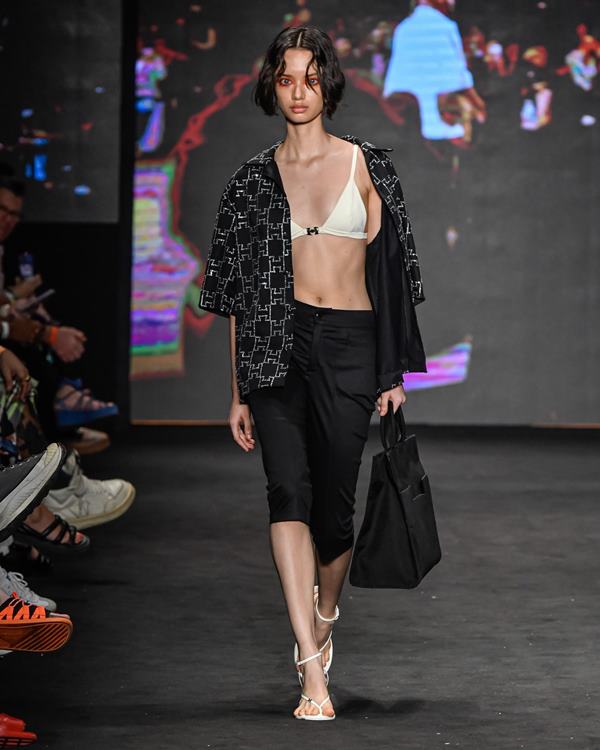 Na imagem com cor, modelos diversos desfilam para o São Paulo Fashion Week - Metrópoles