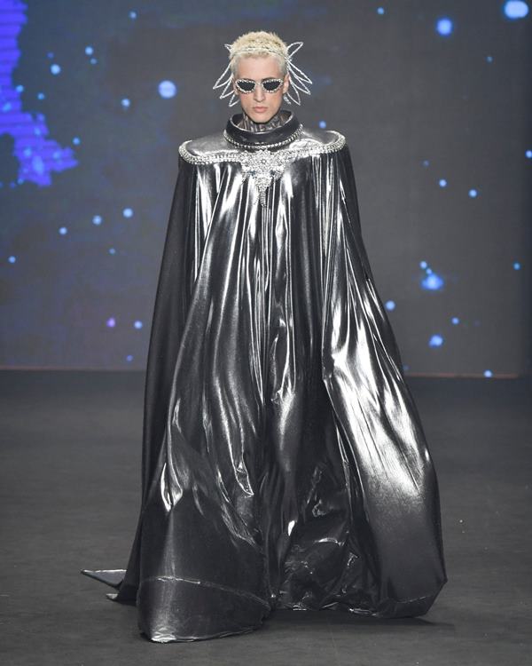Na imagem com cor, modelos diversos desfilam para o São Paulo Fashion Week - Metrópoles