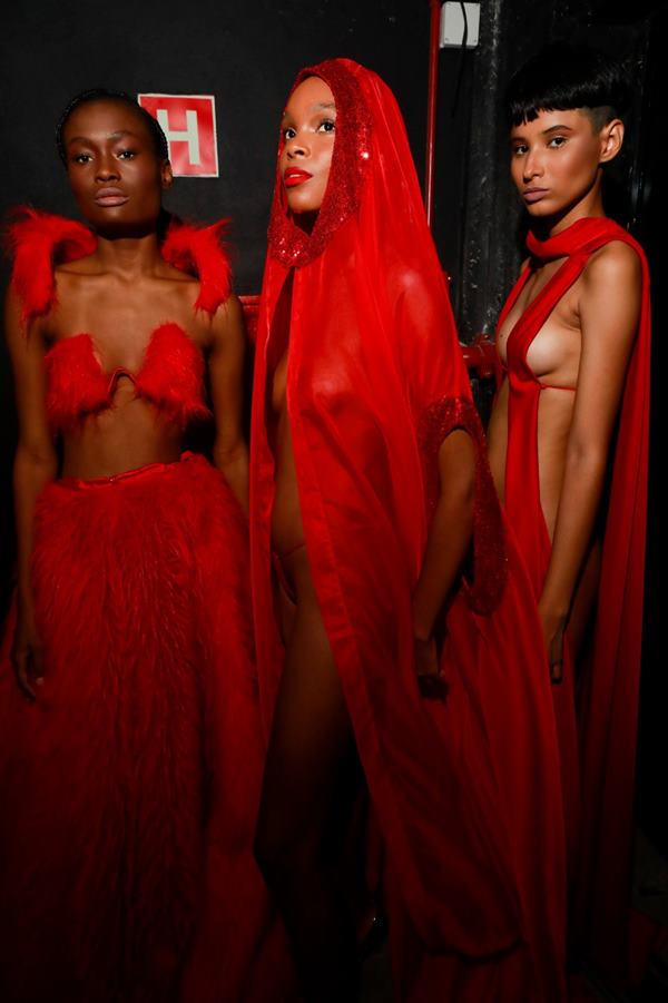 Na imagem com cor, modelos diversos desfilam para o São Paulo Fashion Week - Metrópoles