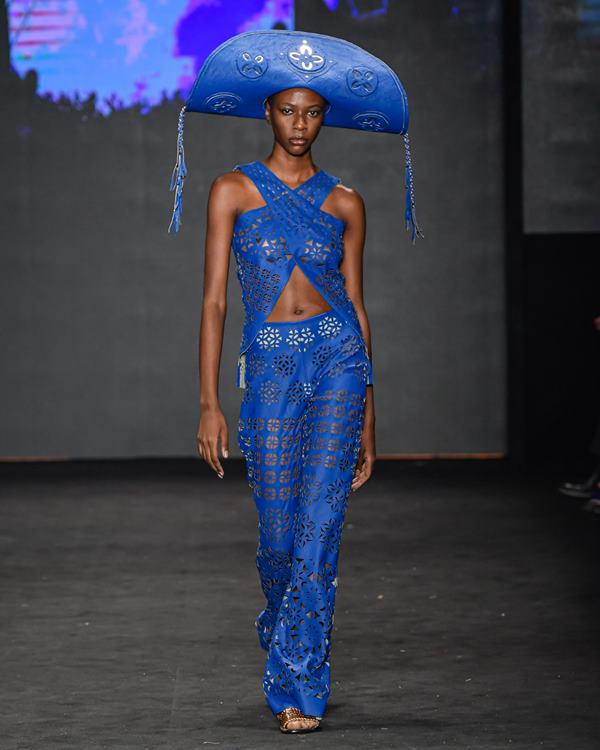 Na imagem com cor, modelos diversos desfilam para o São Paulo Fashion Week - Metrópoles