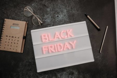 Imagem colorida de anúncio da Black Friday