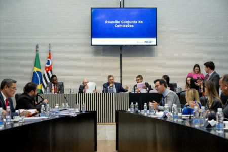 Fotografia colorida mostra congresso de comissões na Alesp debatendo privatização da Sabesp - Metrópoles