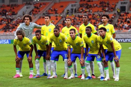 seleção brasileira posa para a foto na estreia