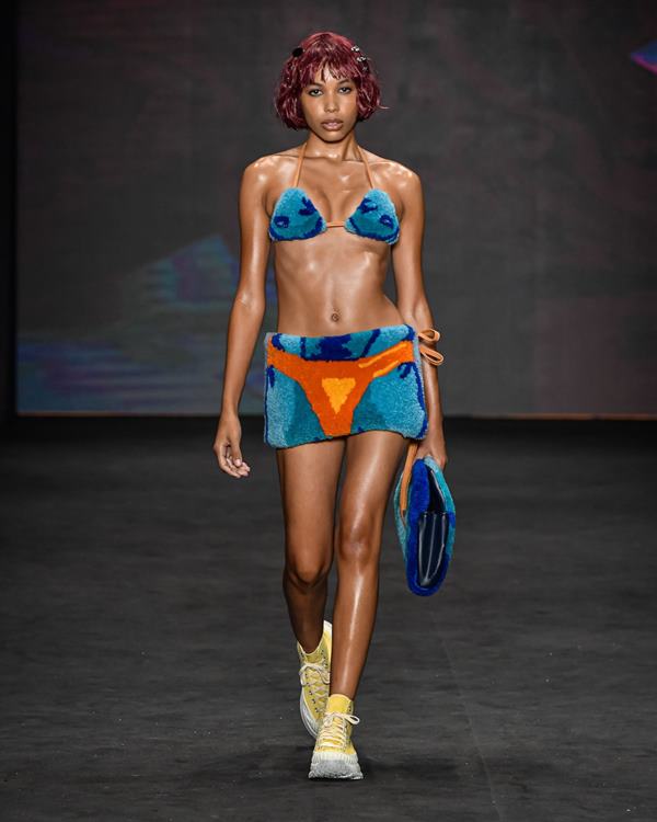 Na imagem com cor, modelos diversos desfilam para o São Paulo Fashion Week - Metrópoles
