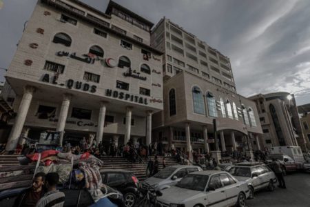 Imagem colorida mostra o hospital de Al-Quds na Faixa de Gaza - metrópoles