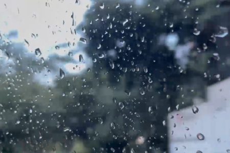 Pingos de chuva em janela de carro calorão