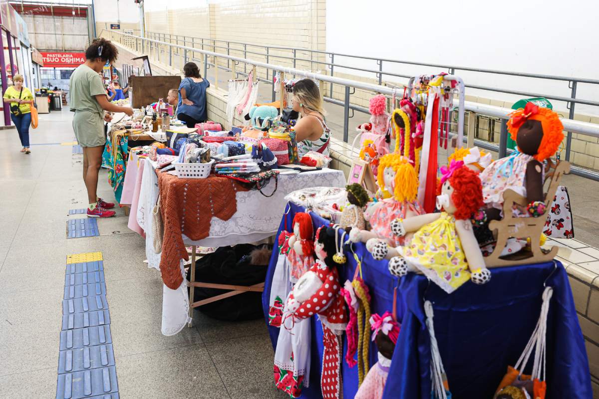 Foto colorida de uma das feiras de artesanato em São Paulo - Metrópoles