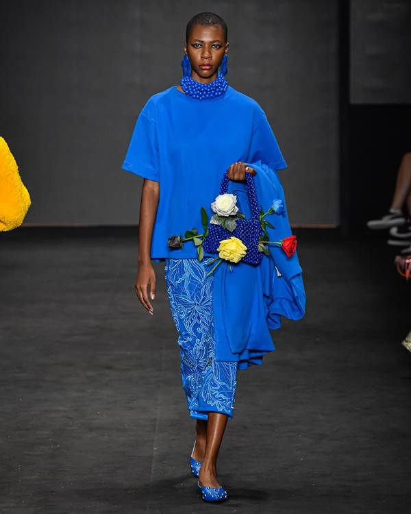 Look todo azul no SPFW N56 - Metrópoles