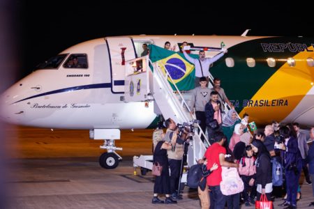 Presidente Lula cumprimenta pessoas repatriadas após chegarem em Brasília - metrópoles