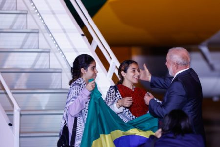 Presidente Lula cumprimenta jovens repatriadas ao chegarem em Brasília - metrópoles