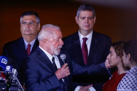 Brasileiro repatriado conversam com o presidente Lula após chegar em Brasília - metrópoles