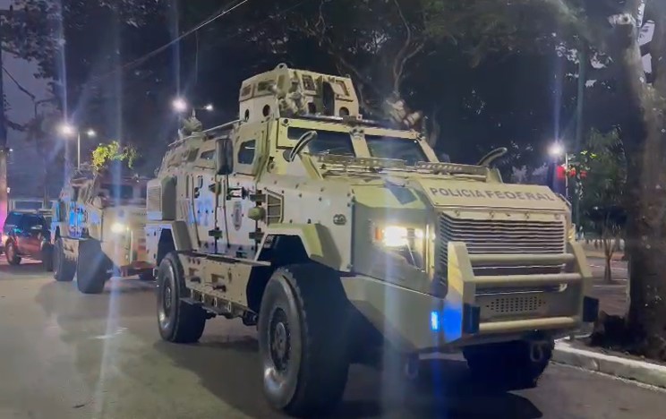 Vídeo: PF usa blindados em megaoperação contra o tráfico no Rio