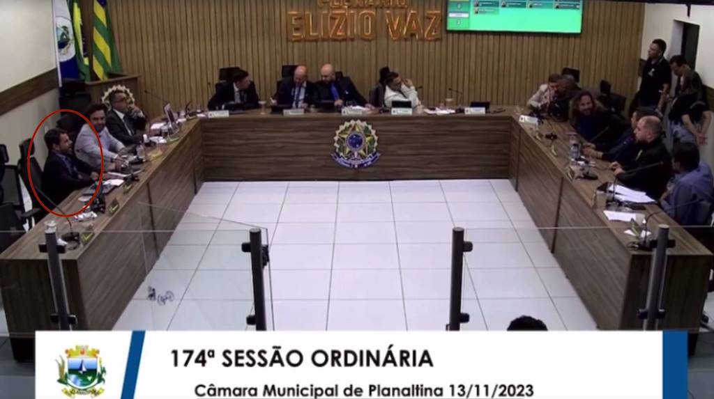 Imagem colorida de pessoas em sessão na Câmara Municipal de Planaltina - Metrópoles