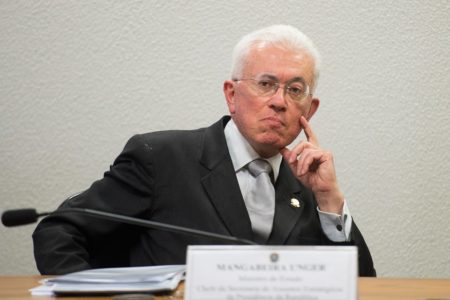 Imagem colorida de Roberto Mangabeira Unger durante sessão no Congresso Nacional. Ele usa óculos e veste um terno escuro com camisa e gravata claras - Metrópoles