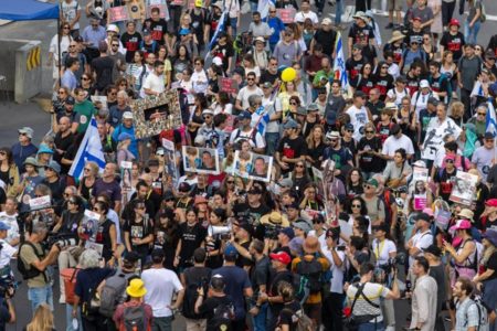 Imagem colorida mostra protestos pela libertação de reféns mantidos pelo Hamas - Metrópoles