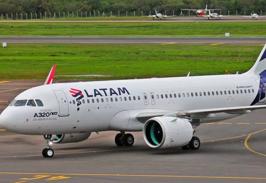 Em foto colorida, Airbus A320 da Latam