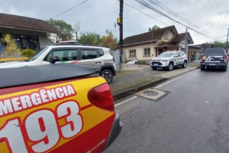 Imagem colorida mostra rua onde ex-marido matou mulher antes da chegada da polícia - Metrópoles