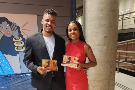 Jornalistas Rebeca Borges e Vinícius Veloso segurando o troféu de +Admirados Jornalistas Negros