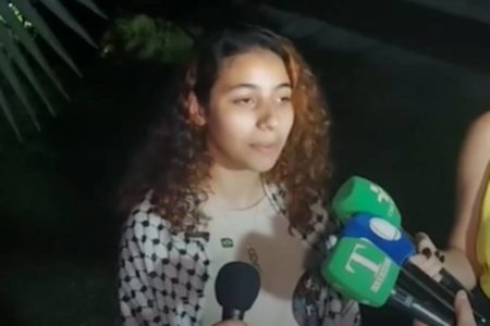 Imagem colorida mostra jovem repatriada na Faixa de Gaza - Metrópoles