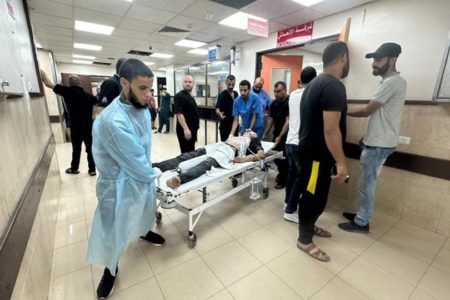 Imagem colorida mostra Cena no Hospital Al-Shifa, o maior de Gaza invadido por Israel - Metrópoles