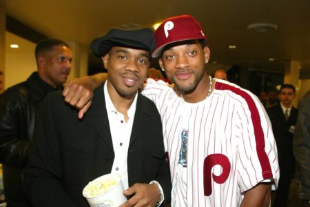 Will Smith e Duane Martin abraçados em evento. Os dois usam chapéu - Metrópoles