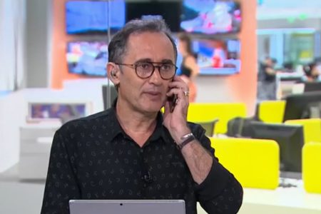 Imagem colorida de Marcelo Barreto atendendo celular - Metrópoles